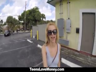 Teenslovemoney - nastolatka dostaje publicznie gotówkę